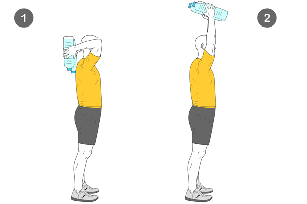 Extensió tríceps dempeus amb ampolles d'aigua